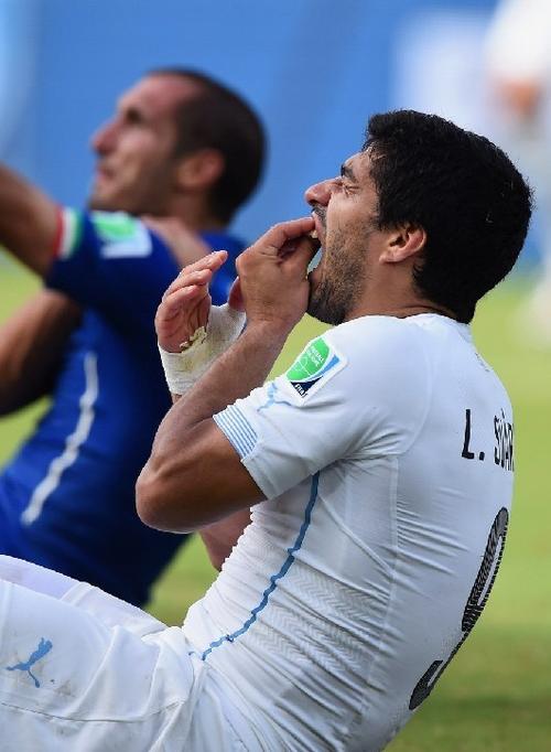 世界杯 苏亚雷斯咬人 苏亚雷斯咬人是什么梗 世界杯 苏亚雷斯咬人 苏亚雷斯咬人是什么梗