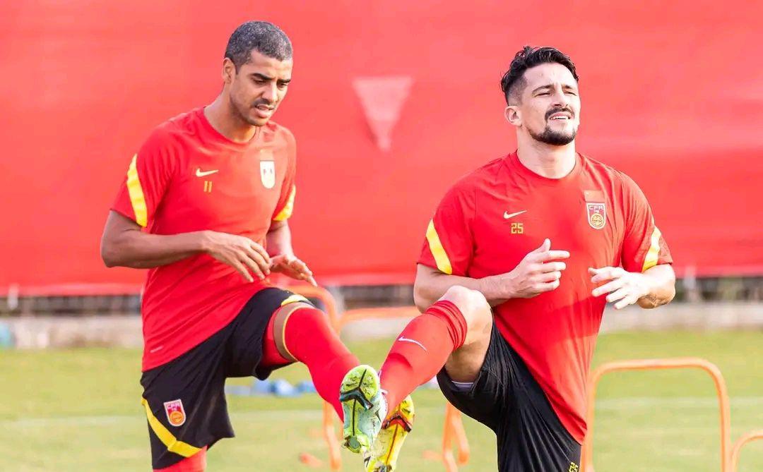 归化国足进不去世界杯,有归化球员的国足就应当打进世界杯,这样的要求是不是太高了 归化国足进不去世界杯,有归化球员的国足就应当打进世界杯,这样的要求是不是太高了