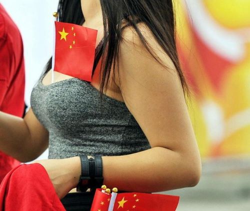 世界杯大胸球迷 亚洲杯中国女球迷胸部插国旗是谁 世界杯大胸球迷 亚洲杯中国女球迷胸部插国旗是谁