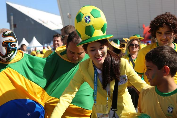 巴西世界杯 女主持 世界杯女主持人小四是谁