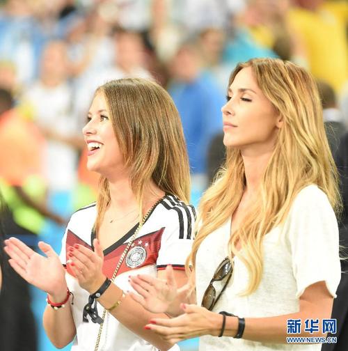 世界杯太太pk(世界杯球星太太PK火爆好身材)