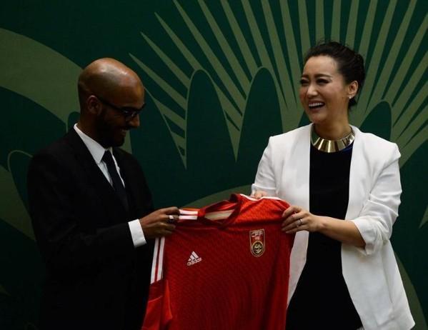 世界杯领奖典礼2010(2022世界杯颁奖典礼国王旁边的黑衣女子是谁)