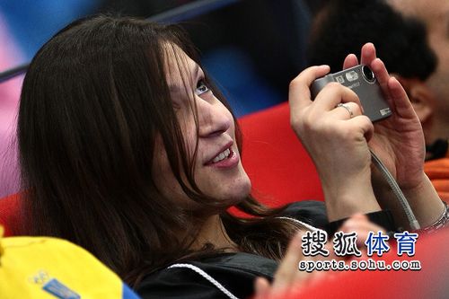 世界杯领奖典礼2010(2022世界杯颁奖典礼国王旁边的黑衣女子是谁)