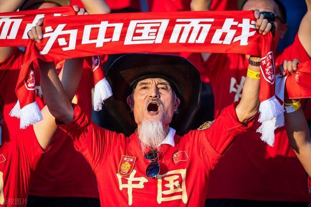 男篮世界杯球迷评价国足？如果国足夺得世界杯冠军,国足球迷会疯狂到什么程度