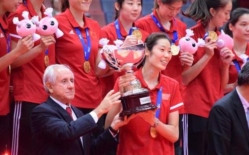 外国女排世界杯颁奖 女排世界杯颁奖典礼,为何两个颁奖嘉宾争相为郎导颁奖