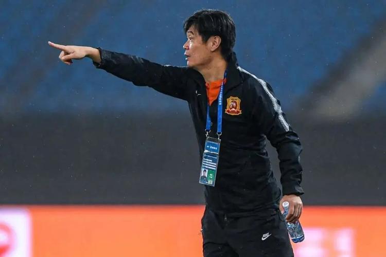李铁被曝已主动提出辞职(李铁被曝已主动向足协提出辞职,今后他会怎样)