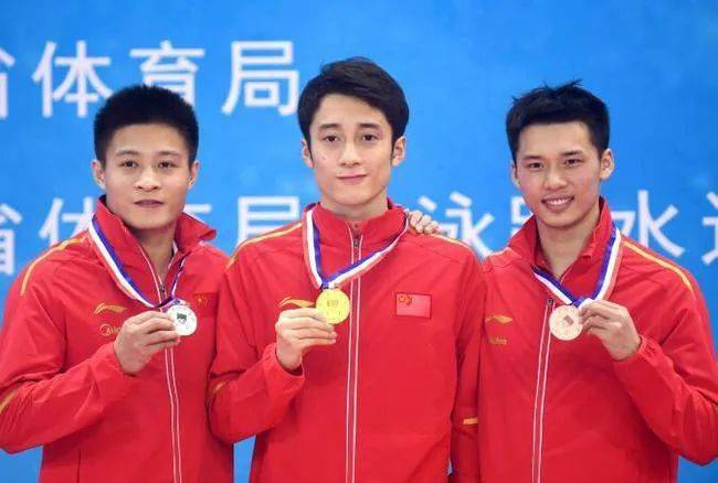 游泳世界杯中国济南队，解说2001年世界杯外围赛中国队比赛的评论员都有谁