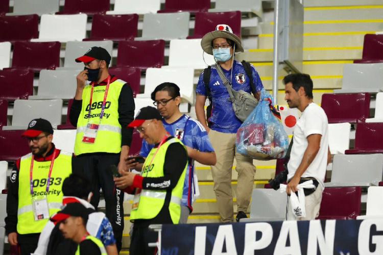 日本球迷解释为何清理看台垃圾 日本企业家怒斥日本球迷看台捡垃圾,究竟是怎么一回事