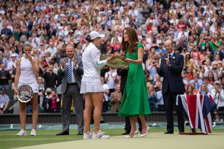巴蒂首夺温网女单冠军(刚刚结束的温网女单冠军赛两位运动员各是哪国人) 巴蒂首夺温网女单冠军(刚刚结束的温网女单冠军赛两位运动员各是哪国人)